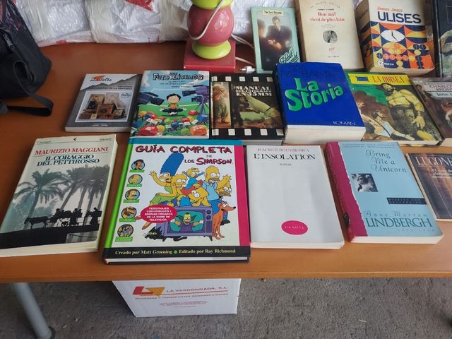 Libros de lectura, comics y enciclopedias.