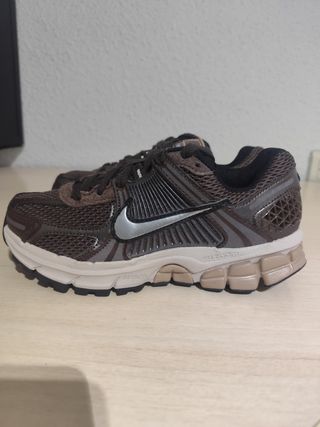Nike zoom vomero 5 , talla 35.5