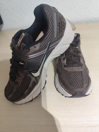 Nike zoom vomero 5 , talla 35.5