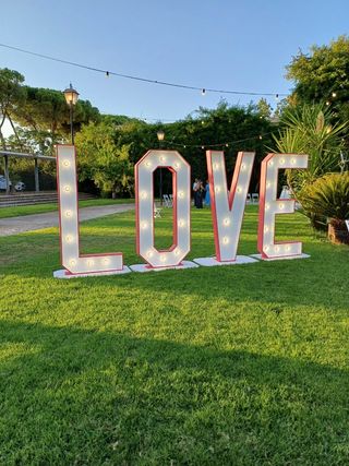 Letras LOVE iluminadas Bodas