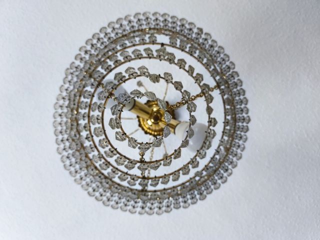 Lámpara de araña dorada con cristales