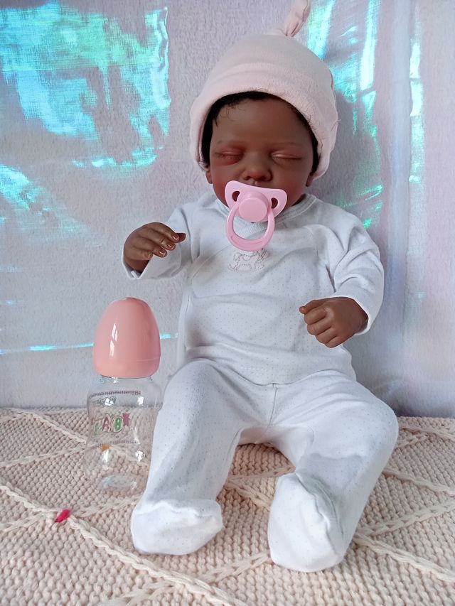 Muñeca reborn de piel oscura y pelo afro, rebajada