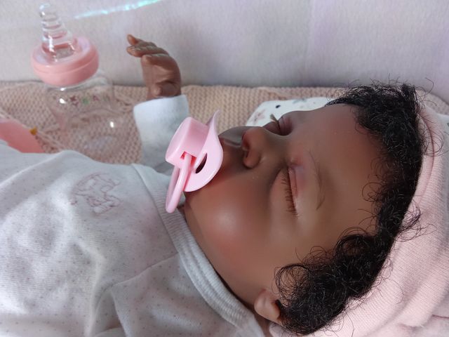 Muñeca reborn de piel oscura y pelo afro, rebajada
