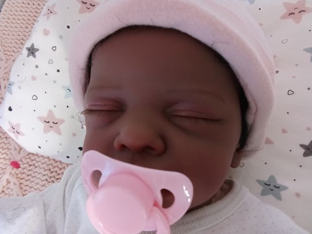 Muñeca reborn de piel oscura y pelo afro, rebajada