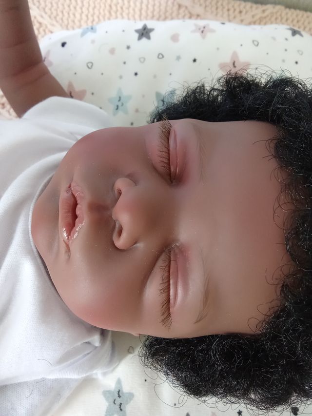 Muñeca reborn de piel oscura y pelo afro, rebajada