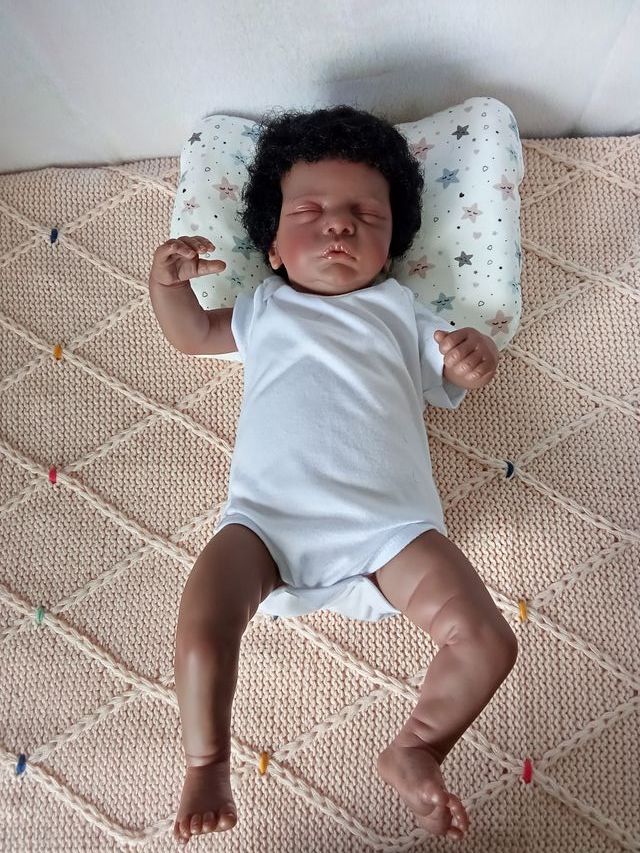 Muñeca reborn de piel oscura y pelo afro, rebajada