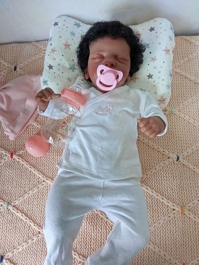 Muñeca reborn de piel oscura y pelo afro, rebajada