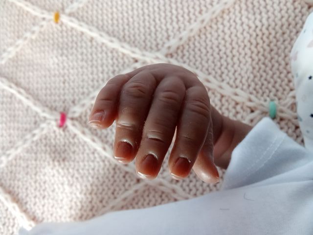 Muñeca reborn de piel oscura y pelo afro, rebajada