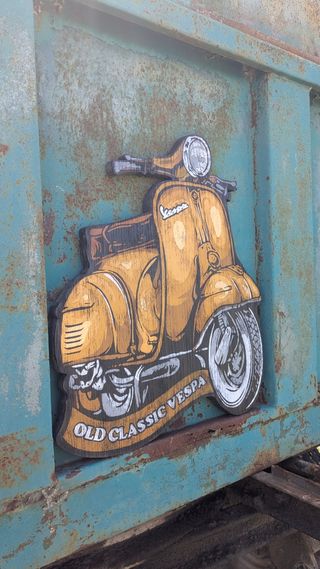 Cartel Vespa en madera silueta