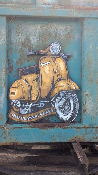 Cartel Vespa en madera silueta