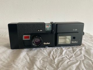 841. Preciosa cámara Rollei A26 con flash C26.