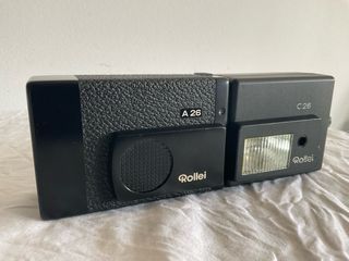 841. Preciosa cámara Rollei A26 con flash C26.