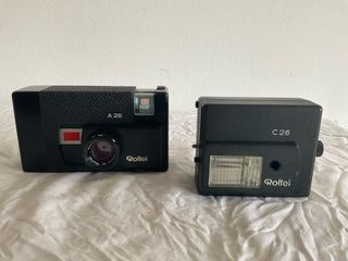 841. Preciosa cámara Rollei A26 con flash C26.