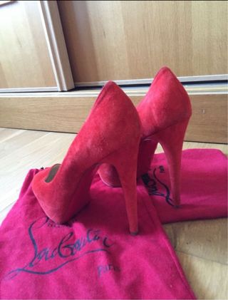 Christian Louboutin zapatos de tacón rojos