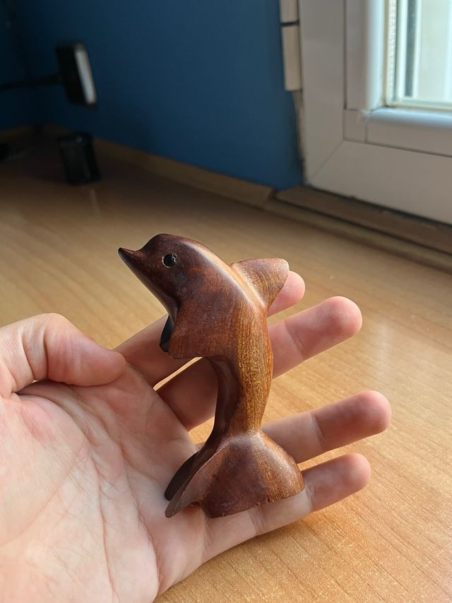 Delfín madera tallado