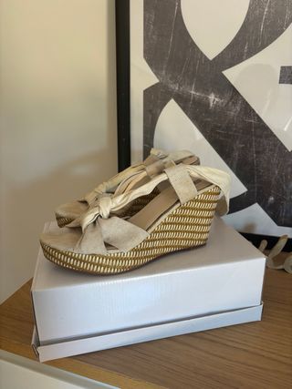 Sandalias cuña Bimba Y Lola beige