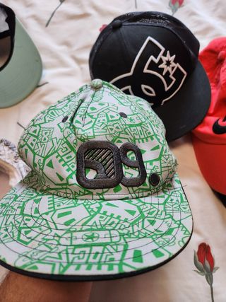 6 Gorras DC, Nike, Vans