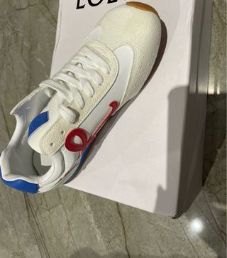 Zapatillas blancas y rojas