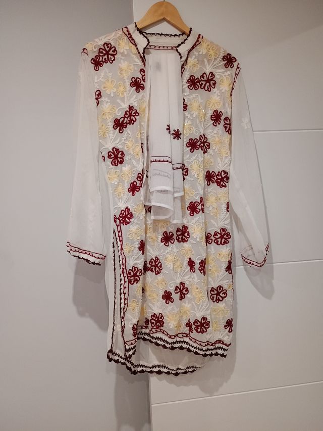Kaftan bordado hindú blanco y rojo