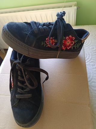 Zapatillas negras bordadas 