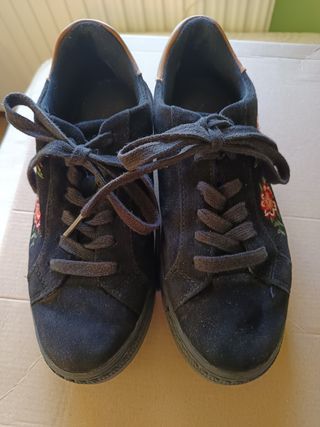 Zapatillas negras bordadas 