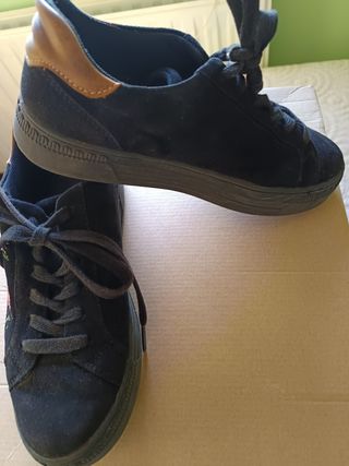 Zapatillas negras bordadas 