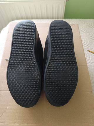Zapatillas negras bordadas 