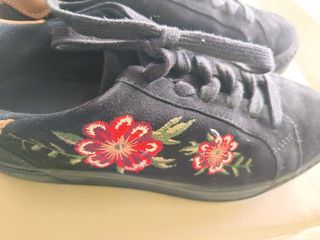 Zapatillas negras bordadas 