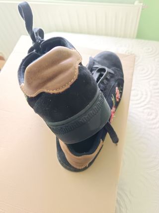 Zapatillas negras bordadas 