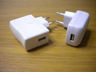 ALIMENTATORI 220V-USB e 220V-5V+CAVI USB E 220V