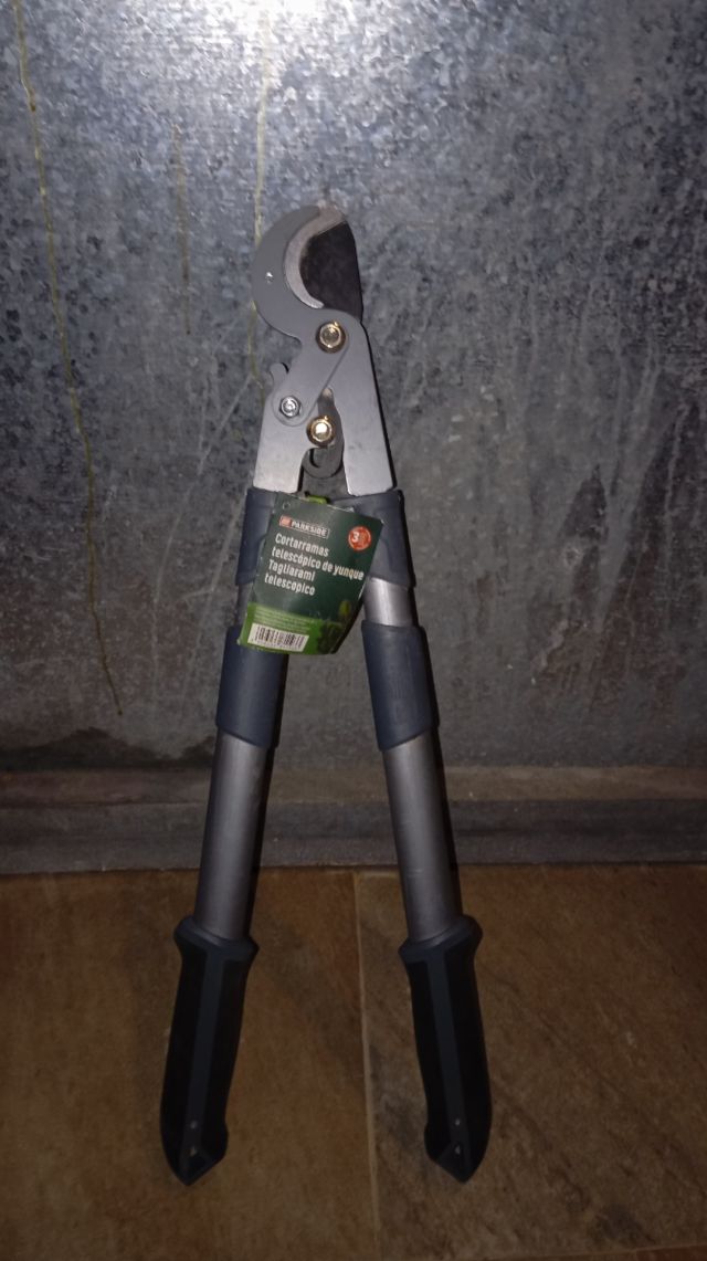 Cortaramas telescópico de yunque