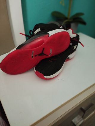 Zapatillas Jordan negras y rojas