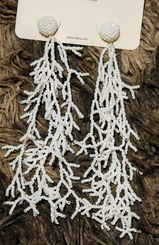 Pendientes largos blancos de bisutería