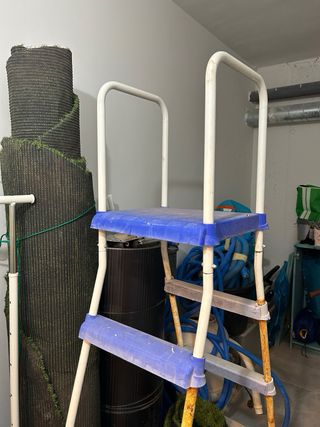 estructura piscina, depuradora , escalera y cesped