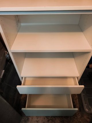 Estanteria blanca y verde menta