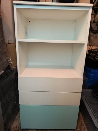 Estanteria blanca y verde menta
