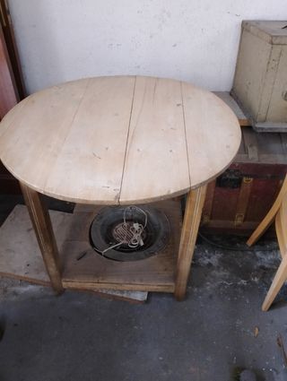 Mesa redonda antigua con brasero