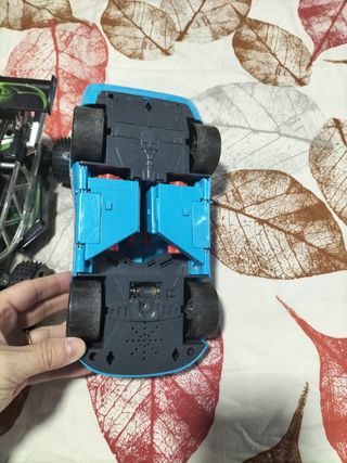 Lote de 4 juguetes: camión, coches y figura