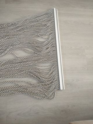 Cortina de plástico beige y negro