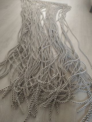 Cortina de plástico beige y negro