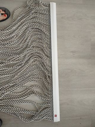 Cortina de plástico beige y negro