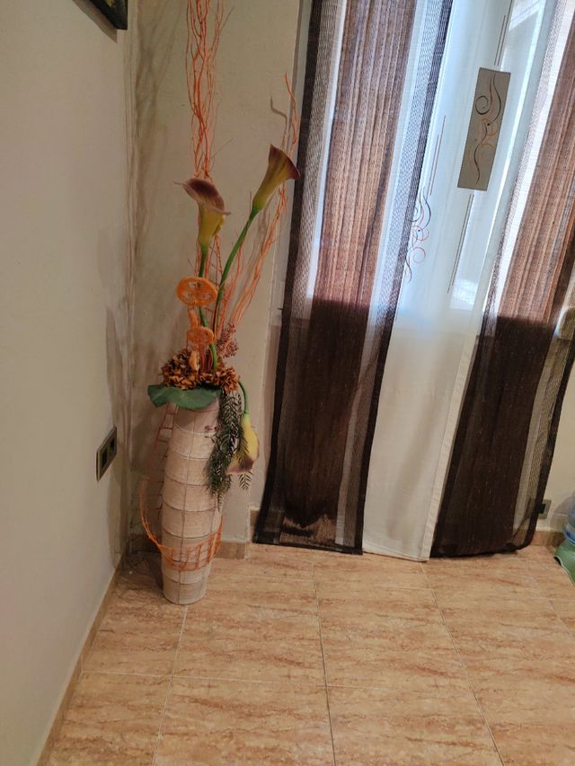 Jarrón decorativo beige y naranja