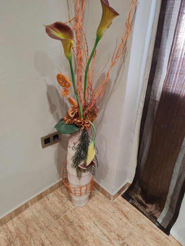 Jarrón decorativo beige y naranja