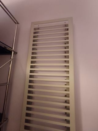 Estantería metálica gris CDs