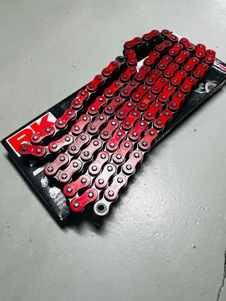 Cadena RK 520 roja para Yamaha R1 2017