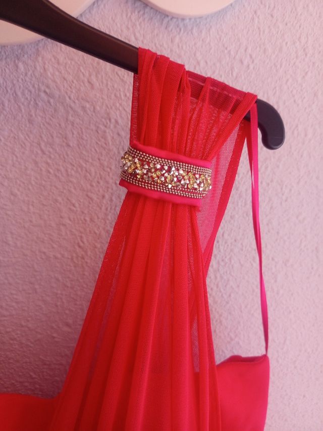 Precioso vestido rojo asimétrico