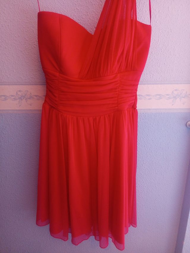 Precioso vestido rojo asimétrico