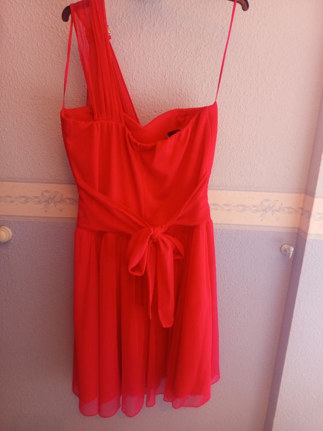 Precioso vestido rojo asimétrico