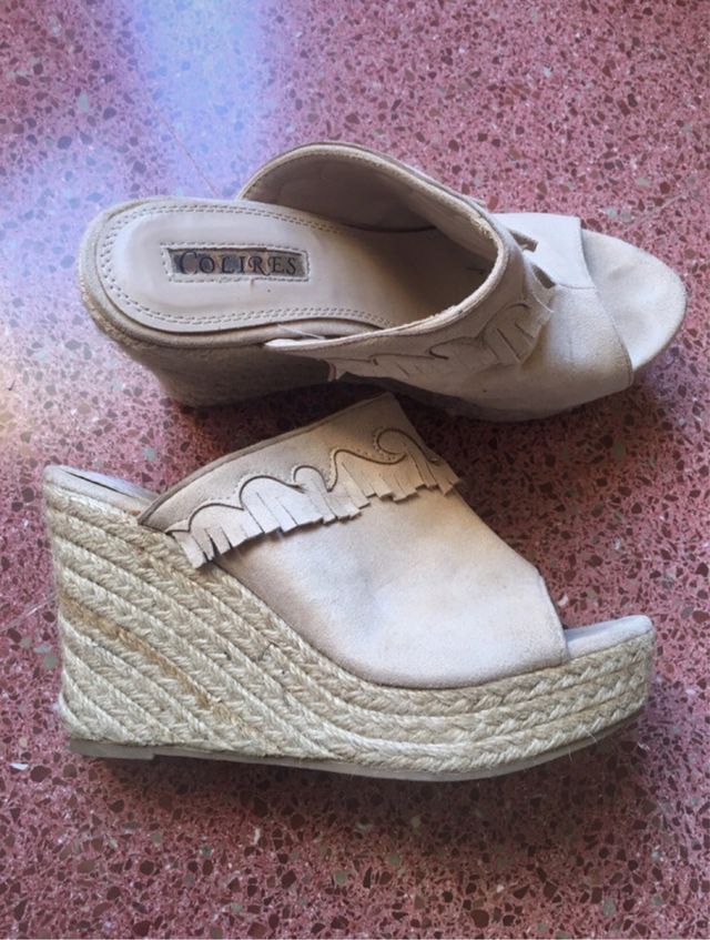 Zuecos COLIRES beige cuña