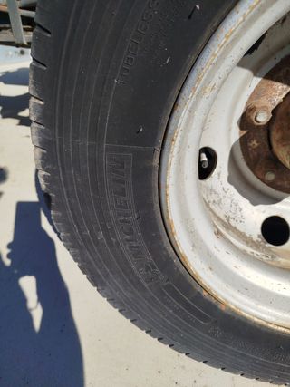  Ruedas Nissan Atleon michelin en muy buen estado 
